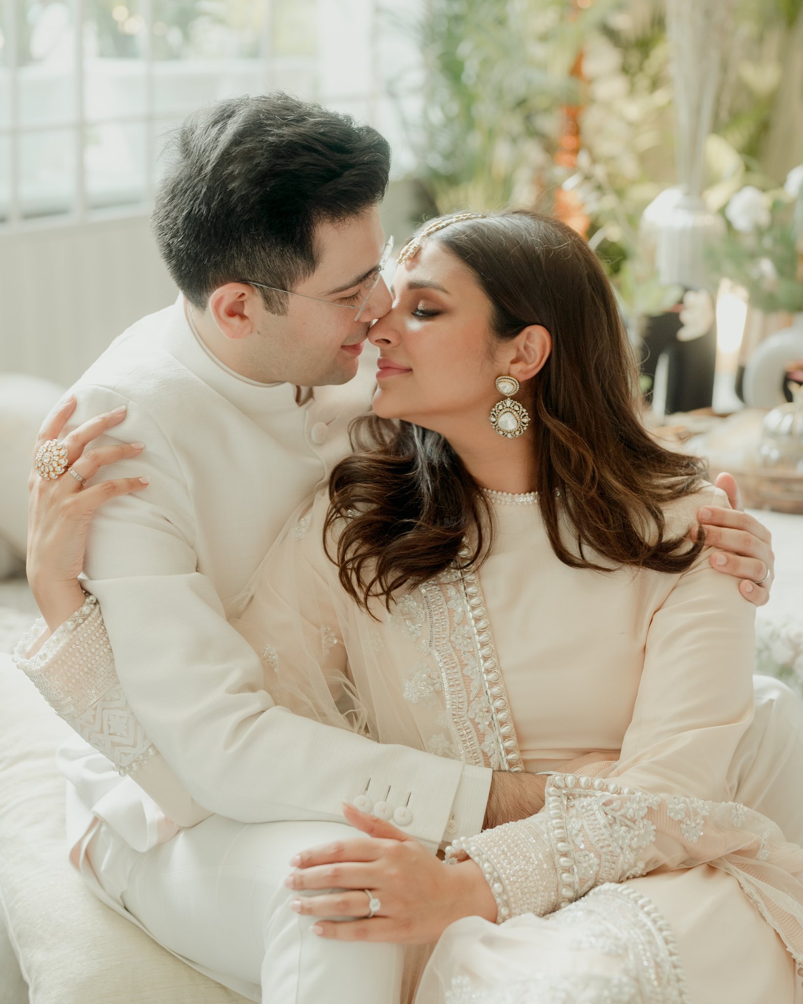 PFL News - परिणीति और राघव की दिल्ली में हुई सगाई, एक-दूजे में खोए दिखे lovebirds 
